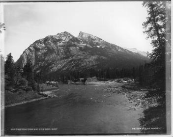 Vue du mont Twin Peaks depuis les chutes de la rivière Bow, Banff, Alb., 1887