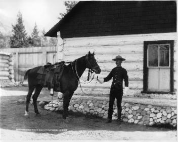 Agent de la Police à cheval du Nord-Ouest en uniforme, Alb., 1897