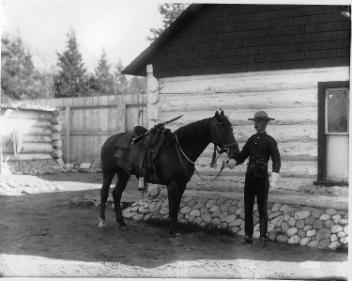 Agent de la Police à cheval du Nord-Ouest en uniforme, Alb., 1897