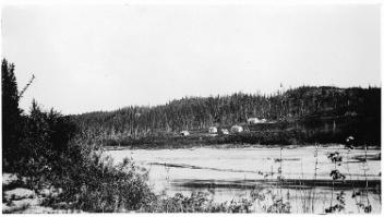 Village, Territoires du Nord-Ouest (?), copie réalisée pour Mlle Bompas en 1888