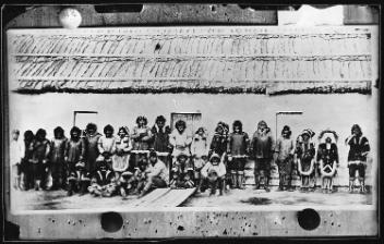 Groupe, Territoires du Nord-Ouest (?), photographié pour Mlle Bompas, copie réalisée en 1888