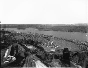 Piles de grumes et convoyeur, usine de pâte Laurentide, Grand-Mère, QC, vers 1908