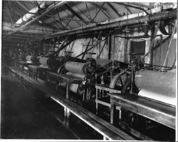 Salle de pressage de la pâte mécanique, usine de pâte Laurentide, Grand-Mère, QC, vers 1908