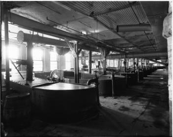 Salle des piles, usine de pâte Laurentide, Grand-Mère, QC, vers 1908