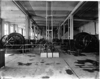 Salle des alternateurs, usine de pâte Laurentide, Grand-Mère, QC, vers 1908