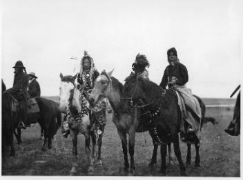 Enfants autochtones à cheval lors de la visite royale, Shaganappi Point, près de Calgary, Alb., 1901