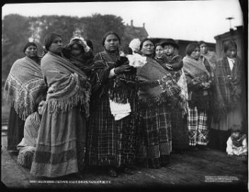 Femmes et enfants autochtones lors de la visite royale, Vancouver, C.-B., 1901