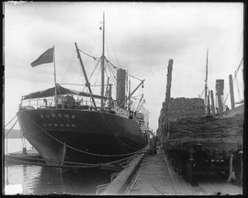 Navire britannique chargeant du bois d'oeuvre, Campbellton, N.-B., 1915 (?)