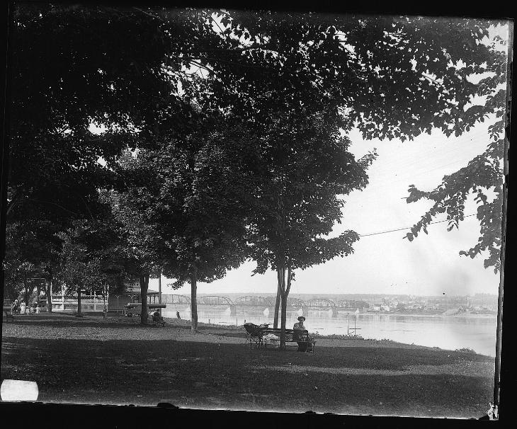 Parc en face des édifices du Parlement et le pont de l'I.C.R, Fredericton, N.-B., 1915 (?)