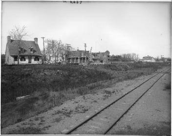 Maison près de la voie ferrée, environs de Montréal, QC, 1919-1920