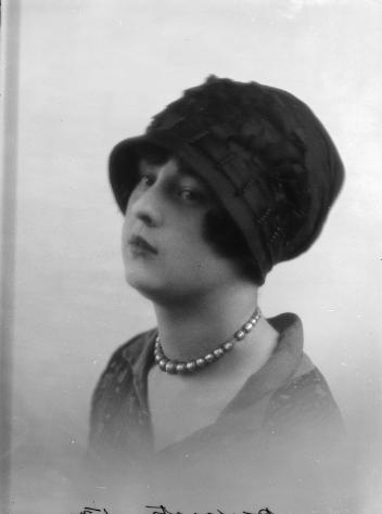 Jeune femme photographiée pour M. Desbarats, copie réalisée en 1922