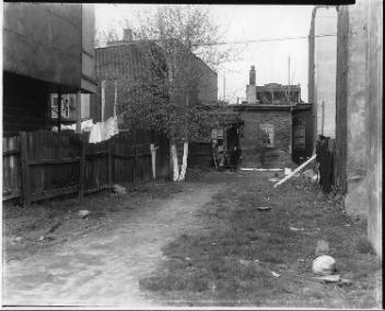 Personnes dans une arrière-cour, Montréal, 1934-1935