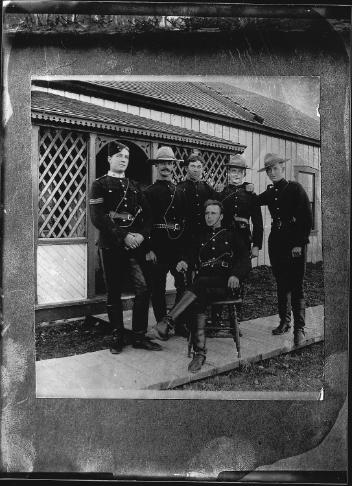 Groupe d'agents de la Police à cheval du Nord-Ouest, copie réalisée pour M. Russell en 1901