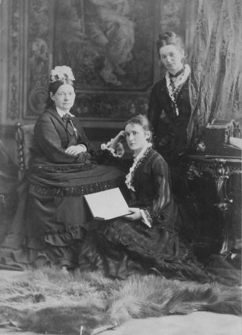 Mlles A. E., Julia, et Mme Andrews, Montréal, QC, 1876