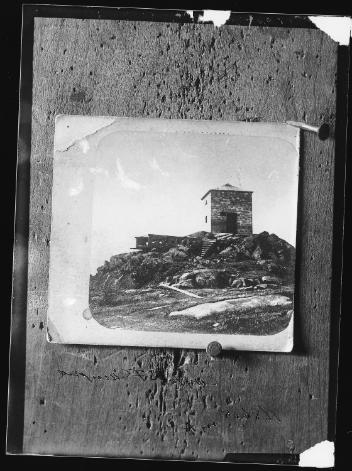 Building at the Summit of Beloeil Mountain (now Mont Saint-Hilaire), QC, (about 1858), copied in 1908
