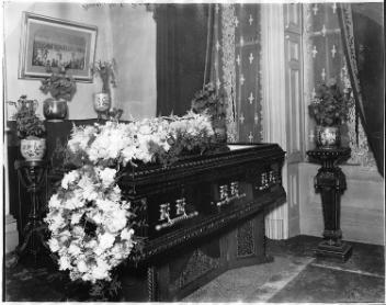 Cercueil et fleurs photographiés pour Mlle McDougall, Montréal, QC, 1910