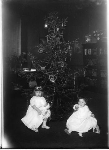 Madeleine et Lucie, les enfants de Mme Alain Joly De Lotbinière devant un arbre de Noël, Montréal, QC, 1915
