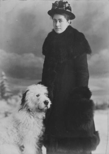 Mlle Phillips et un chien, Montréal, QC, 1886