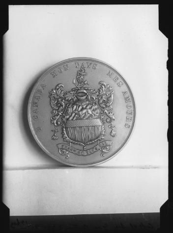 Médaille à la mémoire de Sir George-Étienne Cartier, photographiée en 1919