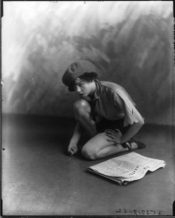 Mlle Finney costumée en « crieur de journaux », Montréal, QC, 1923