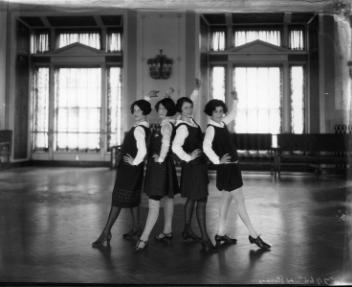 Junior League girl's group, Montreal, QC, 1924