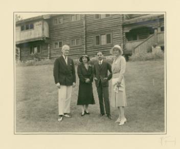 J. W. et Lily McConnell avec le roi Prajadhipok Rama VII et la reine Rambai Barni de Thaïlande à Saran Chai, Val David, QC, 1931