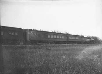 Train de voyageurs du CP arrêté sur la ligne, Man., 1907