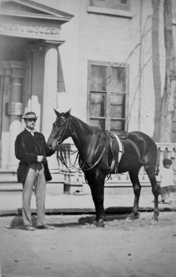 Le capitaine Vyner et son cheval au studio Notman, rue Bleury, Montréal, QC, 1863